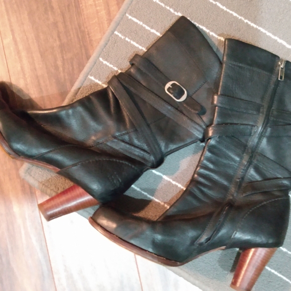 COPY - UGG Boots - Picture 2 of 15